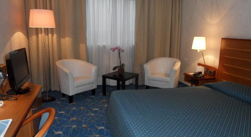 Cristal Hotel Cuneo Buitenkant foto